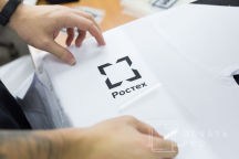Белые футболки-поло с логотипом «РОСТЕХ»